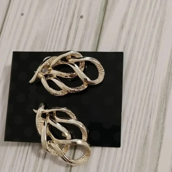 1970 Sarah Coventry Goldtone Swirl Design Clip On Earrings Town and Country - Picture 8 of 8
